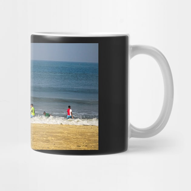 Families enjoy the time on the beach in India by fantastic-designs